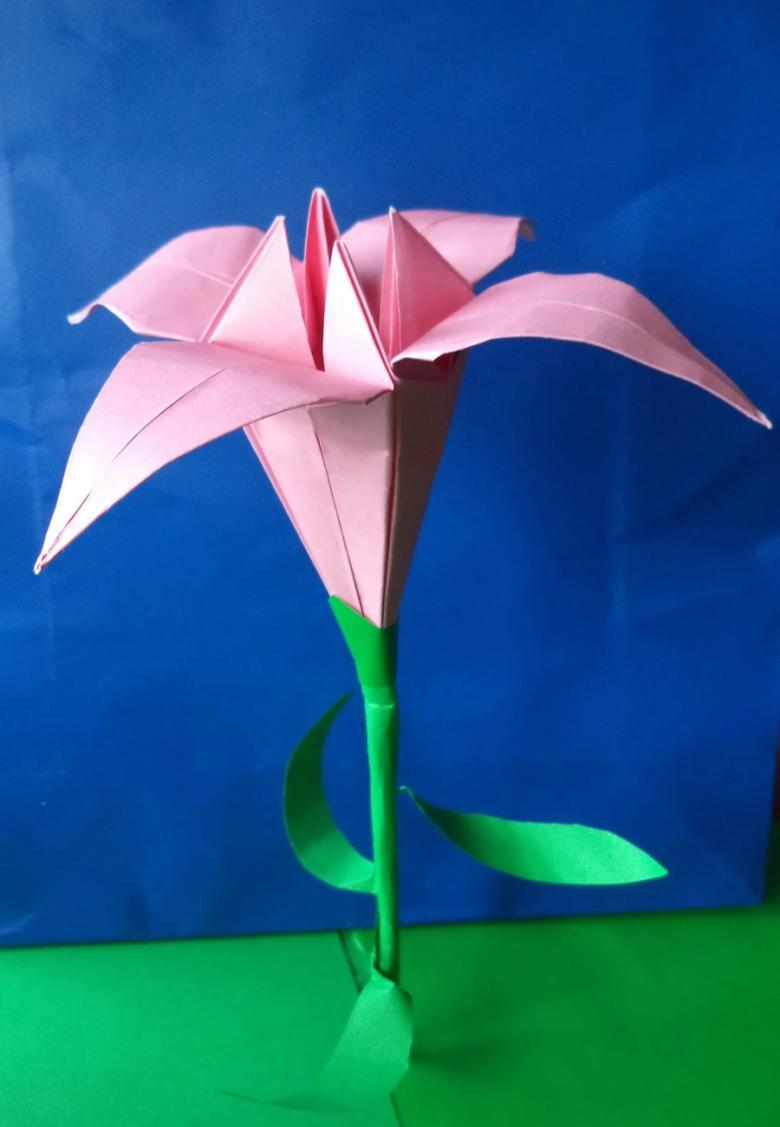Πώς να φτιάξετε ένα κρίνο από χαρτί σε διαφορετικές τεχνικές: οδηγίες βήμα προς βήμα DIY, τα απαραίτητα εργαλεία και υλικά