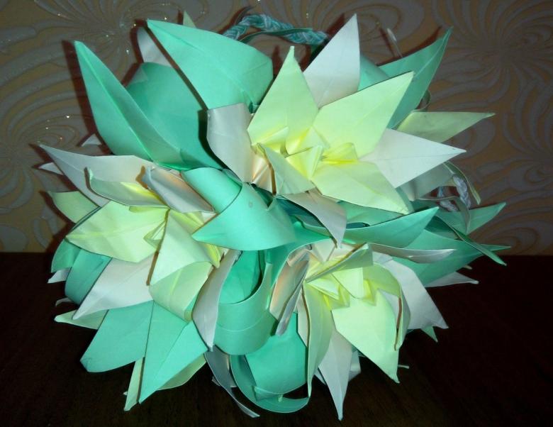 Πώς να φτιάξετε ένα κρίνο από χαρτί σε διαφορετικές τεχνικές: οδηγίες βήμα προς βήμα DIY, τα απαραίτητα εργαλεία και υλικά