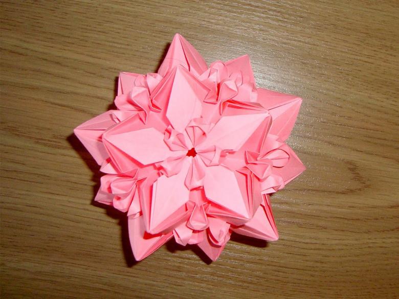 Πώς να φτιάξετε ένα κρίνο από χαρτί σε διαφορετικές τεχνικές: οδηγίες βήμα προς βήμα DIY, τα απαραίτητα εργαλεία και υλικά