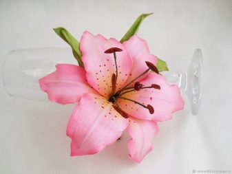 Πώς να φτιάξετε ένα κρίνο από χαρτί σε διαφορετικές τεχνικές: οδηγίες βήμα προς βήμα DIY, τα απαραίτητα εργαλεία και υλικά