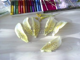 Πώς να φτιάξετε ένα κρίνο από χαρτί σε διαφορετικές τεχνικές: οδηγίες βήμα προς βήμα DIY, τα απαραίτητα εργαλεία και υλικά