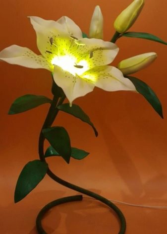 Πώς να φτιάξετε ένα κρίνο από χαρτί σε διαφορετικές τεχνικές: οδηγίες βήμα προς βήμα DIY, τα απαραίτητα εργαλεία και υλικά