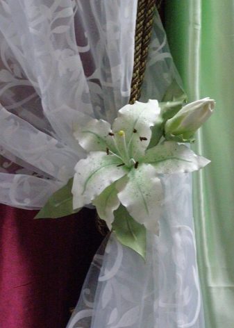 Πώς να φτιάξετε ένα κρίνο από χαρτί σε διαφορετικές τεχνικές: οδηγίες βήμα προς βήμα DIY, τα απαραίτητα εργαλεία και υλικά