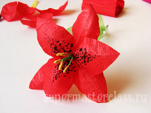 Κρίνα από κυματοειδές χαρτί DIY