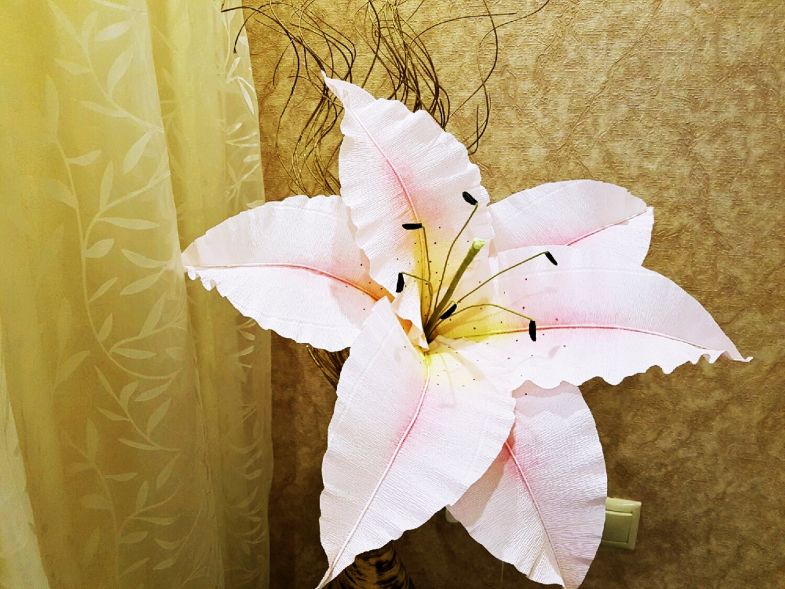 Πώς να φτιάξετε ένα κρίνο από χαρτί σε διαφορετικές τεχνικές: οδηγίες βήμα προς βήμα DIY, τα απαραίτητα εργαλεία και υλικά