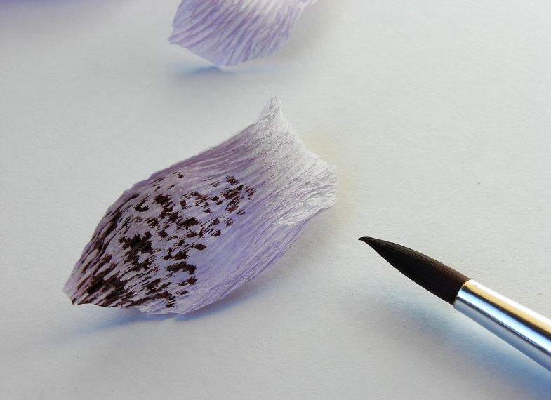 Πώς να φτιάξετε ένα κρίνο από χαρτί σε διαφορετικές τεχνικές: οδηγίες βήμα προς βήμα DIY, τα απαραίτητα εργαλεία και υλικά