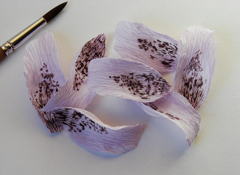 Πώς να φτιάξετε ένα κρίνο από χαρτί σε διαφορετικές τεχνικές: οδηγίες βήμα προς βήμα DIY, τα απαραίτητα εργαλεία και υλικά