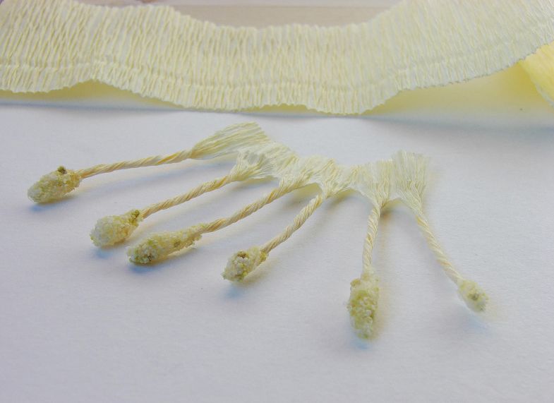 Πώς να φτιάξετε ένα κρίνο από χαρτί σε διαφορετικές τεχνικές: οδηγίες βήμα προς βήμα DIY, τα απαραίτητα εργαλεία και υλικά