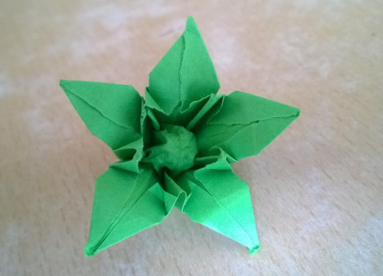 Πώς να φτιάξετε ένα κρίνο από χαρτί σε διαφορετικές τεχνικές: οδηγίες βήμα προς βήμα DIY, τα απαραίτητα εργαλεία και υλικά