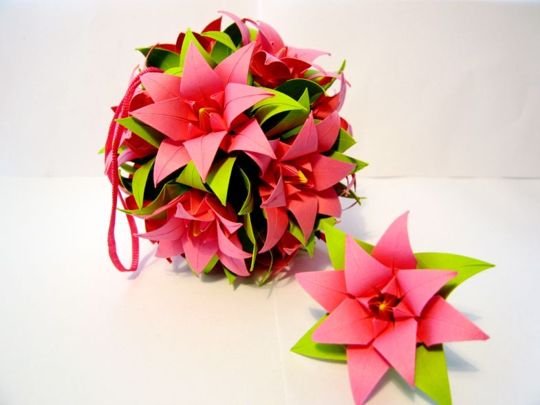 Πώς να φτιάξετε ένα κρίνο από χαρτί σε διαφορετικές τεχνικές: οδηγίες βήμα προς βήμα DIY, τα απαραίτητα εργαλεία και υλικά