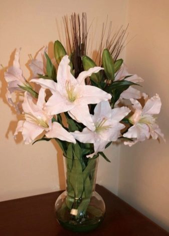 Πώς να φτιάξετε ένα κρίνο από χαρτί σε διαφορετικές τεχνικές: οδηγίες βήμα προς βήμα DIY, τα απαραίτητα εργαλεία και υλικά