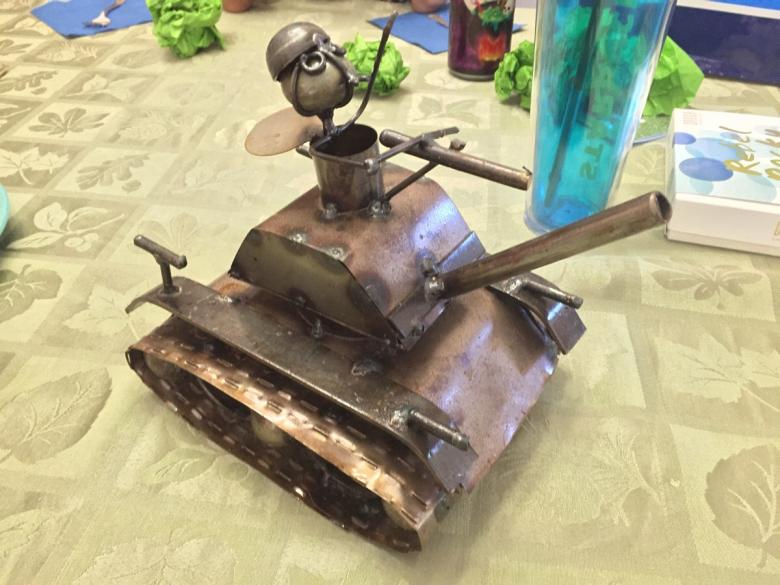 Πώς να φτιάξετε μια μακέτα στρατιωτικού εξοπλισμού με τα χέρια σας: βήμα προς βήμα οδηγίες, απαραίτητα υλικά, τα καλύτερα πρότυπα για κοπή και κόλληση