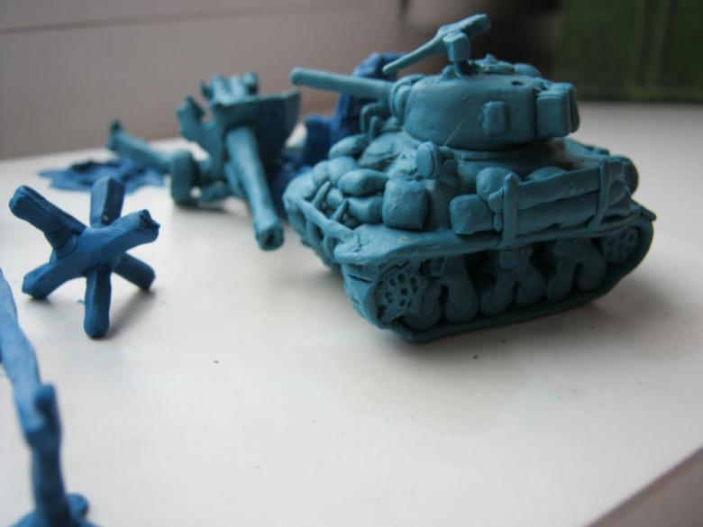 Πώς να φτιάξετε μια μακέτα στρατιωτικού εξοπλισμού με τα χέρια σας: βήμα προς βήμα οδηγίες, απαραίτητα υλικά, τα καλύτερα πρότυπα για κοπή και κόλληση