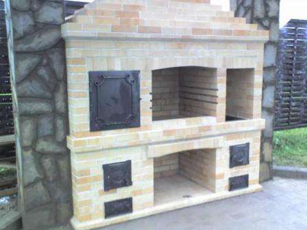 Steny zvaríme vo dvojiciach k sebe, potom zvaríme dno k výslednému obrobku. Na zaistenie súladu s ohniskom a udiarňou podľa výkresov a fotografií musí byť zaistený výškový rozdiel najmenej 80 cm, aby sa zabezpečila trakcia v potrubí. Za týmto účelom je ohnisko usporiadané v jame a udiareň je zdvihnutá na nohy z ruky