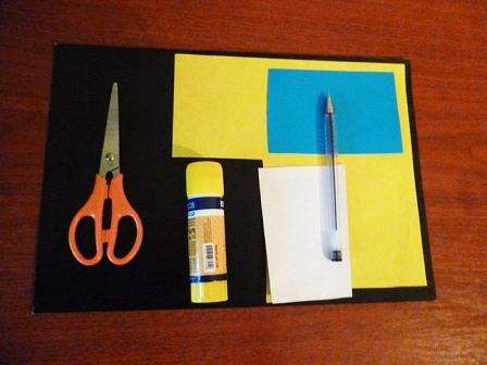 Skær et 6 cm og 9 cm rektangel ud af gult dobbeltsidet pap.