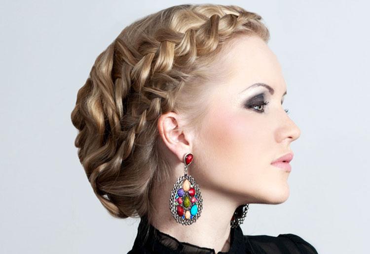 Kuinka tehdä muodikas ja kaunis kampaus uudelle vuodelle hiusten pitkät uudenvuoden muotoilut