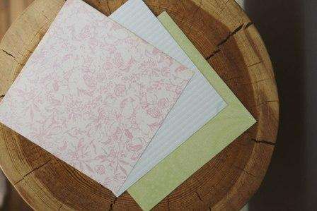 سنحتاج مربعات ورقية عادية ، من أي حجم - تعتمد 