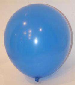 Täytä ilmapallo, on parempi tehdä siitä pyöreä. Valmista sanomalehti- tai paperiromut erikseen. Ne voidaan repiä tai leikata pieniksi paloiksi tai nauhoiksi.