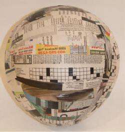 Kun kaikki on valmisteltu, voit alkaa liimata palloa sanomalehdillä. Tätä varten sinun on levitettävä PVA ilmapallon pinnalle ja liimattava se vähitellen paperinpalasilla. Kun olet peittänyt pallon kokonaan, odota, kunnes se kuivuu, ja aloita toisen liimaaminen. Voit nopeuttaa kuivumista käyttämällä hiustenkuivaajaa.