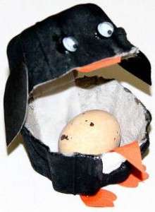 Liimaa kaikki siivet papier-mâché-aihioosi. Ylhäältä sinun täytyy liimata siivet, nokka, silmät ja jalat. Suloinen pingviinisi on valmis. Lisäksi voit sitoa nauhoja tai naruja siihen, minkä jälkeen veneet voidaan ripustaa kattokruunuun tai lastenhuoneeseen.