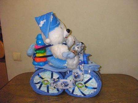 Bicykel vyrobený z plienok je skvelým darčekom pre chlapca