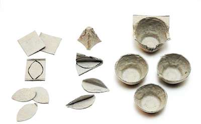 Til at begynde med tager vi en unødvendig papkasse til æg (i sådanne æsker køber du regelmæssigt æg i supermarkeder), skærer forsigtigt cellerne først ud og derefter bladene.