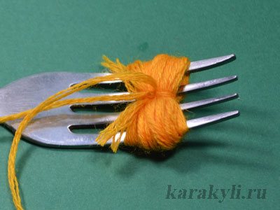 Ako vyrobiť pom-pom na klobúk z kožušiny, priadze alebo nite-majstrovská trieda pletenia pom-pom, foto a video návod