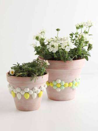 Tee-se-itse-maljakot muovipulloista ja -purkkeista näyttävät melko houkuttelevilta ja epätavallisilta.