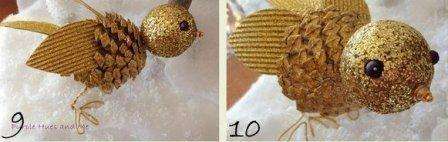 V strede drôtu budete musieť urobiť dva ohyby, potom ohnúť okraje zostávajúceho drôtu krížom a skrútiť ich dohromady. V dôsledku toho by ste mali mať nohu z troch kusov drôtu. Vytvorte dve z týchto nôh a prilepte ich k spodnej časti drôtu.