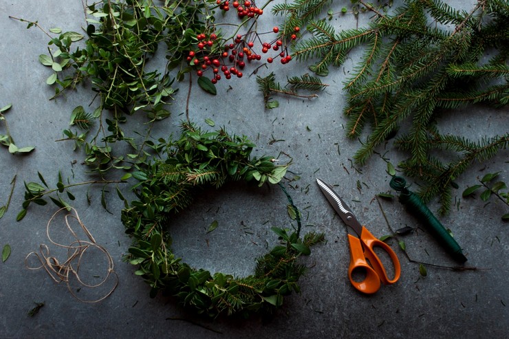 V prvej fáze musíme postaviť okrúhly drôtený rám, k nemu budú pripevnené vetvy