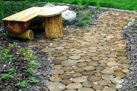 Jos sinulla on jo valmistettu tukki, leikkaa se jopa 20 cm korkeiksi paloiksi. Muista, että mitä suurempi tukin leveys