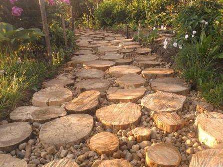 polku hirsimökeistä