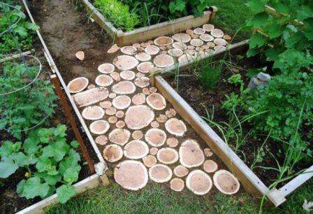 Jos aiot tehdä reunakiviä polun erottamiseksi työmaasta, ne on asennettava ennen puun leikkausten asentamista.