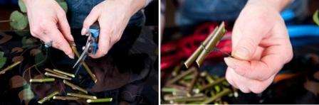 For at give spisepindene et pænt udseende, brug tape til at dække tråden. Skær enden af ​​tråden lidt og stik derefter pindene i oasen oven på bladene.