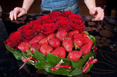 Hjertebuket lavet af jordbærblomster. Mesterklasse trin for trin