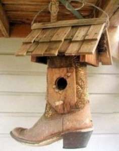 Ακόμα και από παλιά παπούτσια, μπορείτε να βρείτε μια ζεστή φωλιά για πουλιά. Όλα εξαρτώνται από τη φαντασία σας.