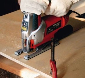 Jäljellä on kiinnittää tasot tukiin