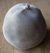 لا تنس قلب الكرة ، لأن بذورك تقع في الجزء العلوي من العشب.