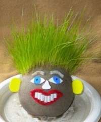 الحرف الربيعية لرياض الأطفال: كيفية صنع العشب. صورة فوتوغرافية