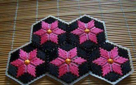 الآن يبقى أن نخيط فكرة مع تطريز على قماش بلاستيكي بين بعضنا البعض وتشكيل كيس. قم بخياطة المقابض بشكل منفصل ، والتي يمكن صنعها من الزجاجات البلاستيكية وأيضًا