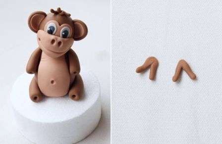 Rul fire små pølser op. Disse vil være detaljerne for din plasticine abes pandehår. Tilslut dem først med markeringer, og fastgør derefter til hovedet.