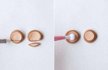 Lav to plasticine flade kager til ørerne. Diameteren på hver skal være ca. 2 cm. Herefter tages plasticine af en anden farve og formes også to kager deraf, men allerede med en lidt mindre diameter, cirka 1,7 cm.