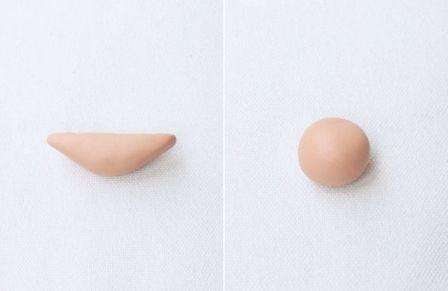 Rul plasticinebolden igen, men denne gang en kødfarvet. Giv den derefter et smil.