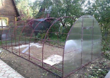 Kasvihuoneen päämateriaalin koko on 6x1,8 metriä. Polykarbonaatin tärkein etu kasvihuoneissa on sen kestävyys.