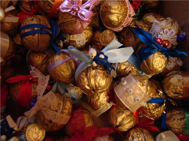 Τι χριστουγεννιάτικα παιχνίδια και διακοσμήσεις να φτιάξετε από κέλυφος καρυδιάς χειροτεχνίες καρυδιάς