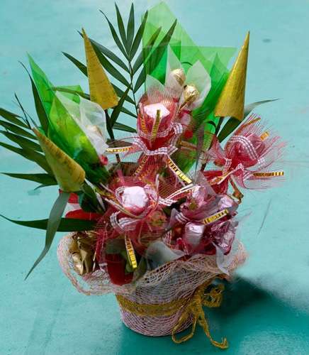 Mitä käsitöitä tehdä makeisista uudelle vuodelle DIY -joulukäsityöt makeisista ohjeineen