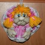 Sinun on erikseen tehtävä pehmeät kämmenet pop -nukelle nylon -sukkahousuista. Tätä varten sinun on leikattava sukkahousujen pohja, täytettävä pehmusteella ja ompelet sormesi erikseen. Samalla tavalla sinun on tehtävä