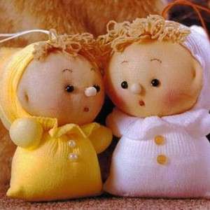 Pienet japanilaiset nylon -nuket ovat paras lahja lapsellesi. Niiden valmistamiseksi sinun on leikattava sukkahousujen pohja jopa 10 cm pitkiksi ja täytettävä se pehmusteella. Tämän jälkeen sinun on ommeltava aihio yläreunaan. Jaa nyt korjattu langan avulla kahteen osaan langan avulla.