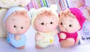 Ompele helmiä-silmät vauva-nukkeesi ja tee suu ompeleilla. Jäljellä on vain ompele vauvasi nukkevalmiita vaatteita. Voit tehdä useita näistä leluista, jotta lapsi voi laittaa ne nukkumaan ja kantaa vaarnalle.