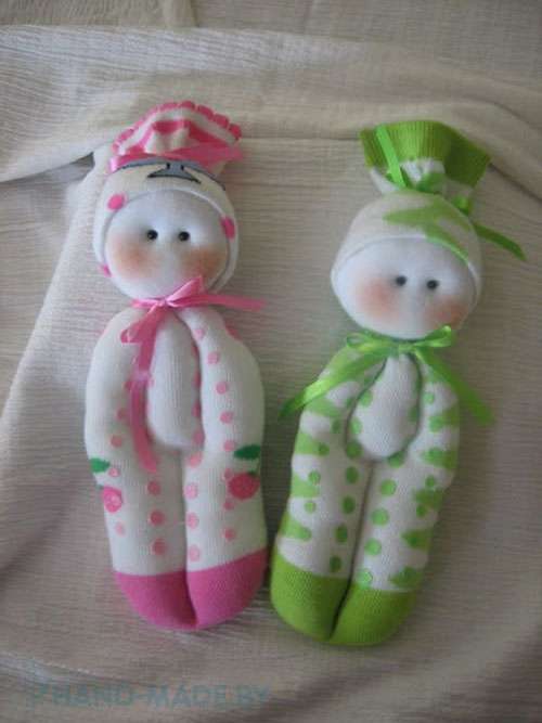 Kauniin nuken tekemiseksi ei ole välttämätöntä käyttää yksinomaan nylon -sukkahousuja, voit yrittää ommella käsityön sukkista tai lasten sukkahousuista. Pieni sukkanukke on paras sp